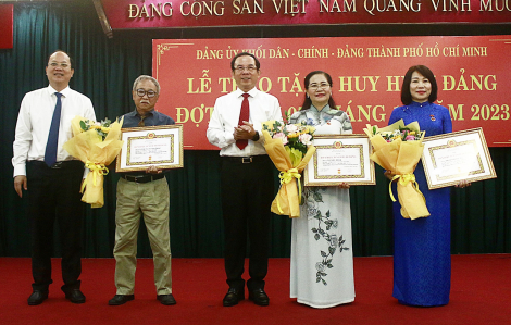 Đảng ủy Khối Dân - Chính- Đảng TPHCM trao tặng 14 huy hiệu Đảng đợt 7/11