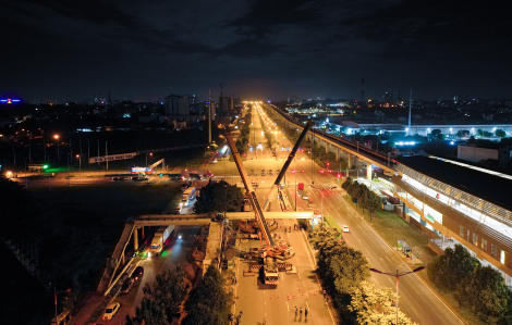 Xuyên đêm lắp dầm cầu bộ hành đầu tiên của tuyến metro số 1