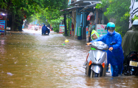 Huế: Dân khổ vì đào đường mùa mưa lũ