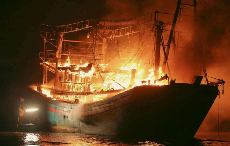 Tàu cá bốc cháy dữ dội giữa biển,12 ngư dân may mắn thoát chết
