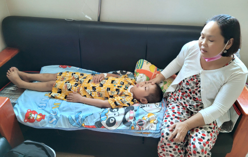 Con mất, cháu bệnh khiến gia đình nghèo càng thêm bế tắc