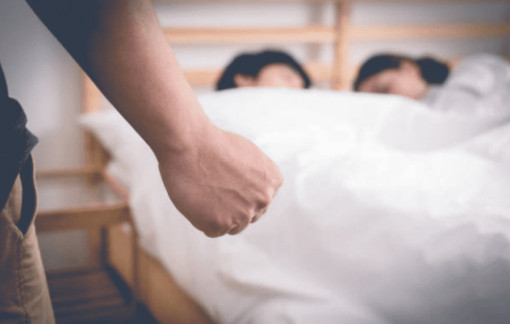 Vợ ngoại tình, có nên níu kéo?