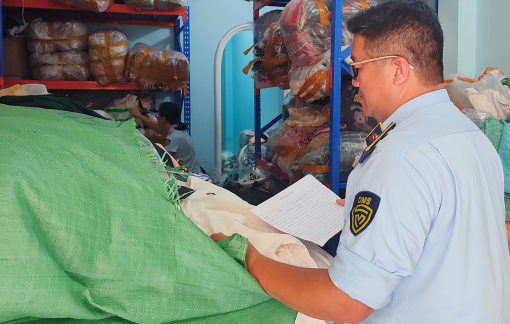 TPHCM: Tạm giữ gần 8.000 quần, áo thời trang nghi giả các thương hiệu nổi tiếng