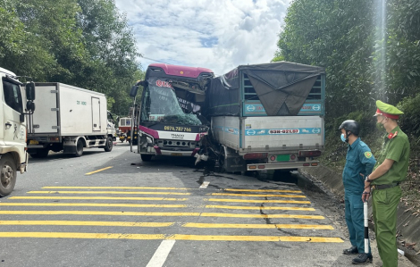 Xe khách va chạm xe máy rồi tông tiếp vào xe tải trên đường tránh Nam Hải Vân