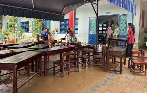 Sau trận mưa, một trường tiểu học ở Đà Nẵng ngập bùn