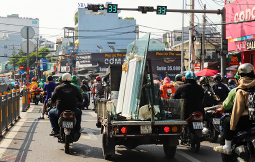 Hiểm họa từ những chiếc xe ba gác, xe cà tàng chở cồng kềnh trên đường phố