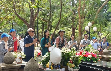 Văn nghệ sĩ TPHCM dâng hương tại nghĩa trang Hàng Dương