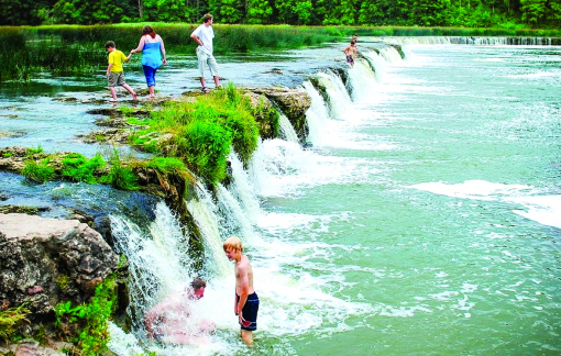 Nắm tay nhau đi qua cầu Kuldiga