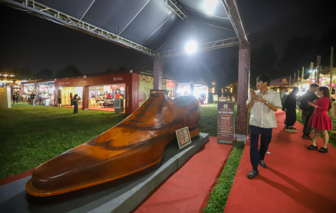 Cận cảnh chiếc giày da lớn nhất Việt Nam