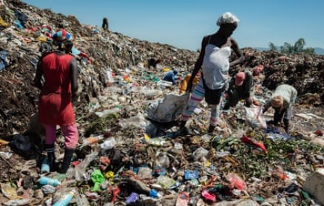 Châu Phi “chìm” trong rác thải nhựa