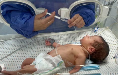 Bệnh viện lớn nhất Dải Gaza chìm trong bóng tối, 3 trẻ sơ sinh chết trong lồng ấp
