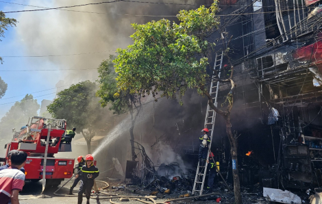 3 căn nhà giữa trung tâm TP Buôn Ma Thuột bốc cháy dữ dội