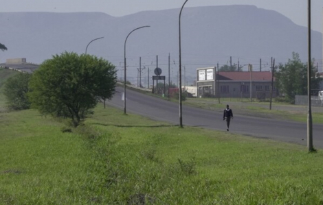 Nhiều trẻ em Nam Phi vẫn đi bộ đường xa tới trường