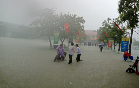 Nước tràn vào nhà dân ở Hà Tĩnh, sạt lở đèo La Ngà ở Đà Nẵng do mưa