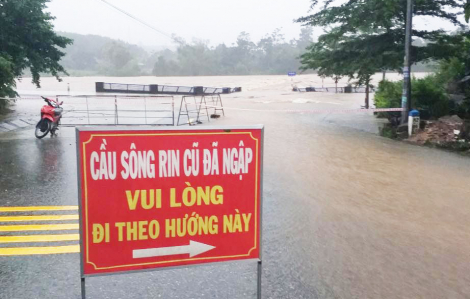 20.000 học sinh miền núi Quảng Ngãi nghỉ học, hàng loạt tuyến đường sạt lở