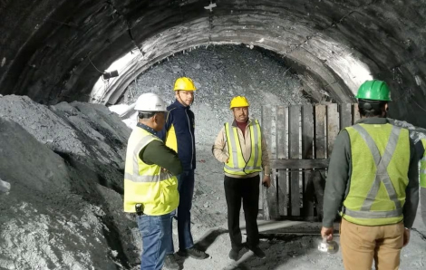 Ấn Độ huy động máy móc hạng nặng để đưa công nhân ra khỏi đường hầm bị sập