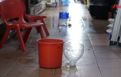 Cứ mưa xuống, tiểu thương chợ Bến Thành lại lo xô, chậu hứng nước