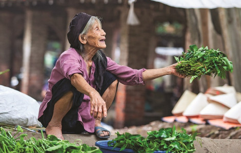 Ngoại kể chuyện chợ quê