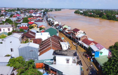 Nước lũ bủa vây phố cổ Bao Vinh, TP Huế