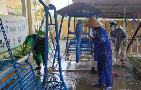 Cảm động giáo viên vùng lũ xứ Huế đội mưa đến trường dọn lụt
