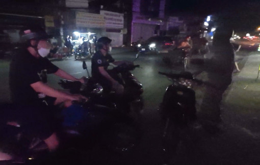 Nhóm thanh niên cầm mã tấu truy sát khiến nhiều người hoảng sợ bỏ chạy