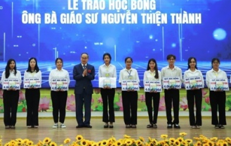 Trao học bổng Giáo sư Nguyễn Thiện Thành cho sinh viên