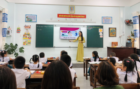 Trường ở Đà Nẵng mong nhận thẻ bảo hiểm y tế thay hoa