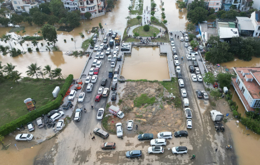 Sau lũ, dân Huế ùn ùn cẩu ô tô chết máy đi sửa