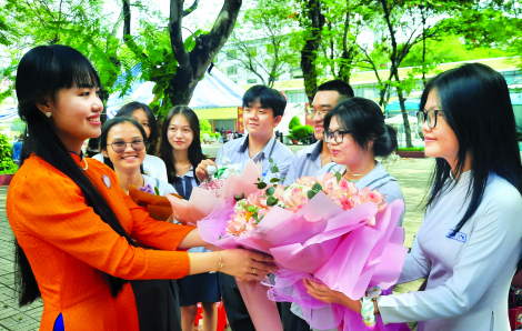 Bộ trưởng Bộ GD-ĐT Nguyễn Kim Sơn: Thu nhập phải giúp nhà giáo sống được bằng nghề