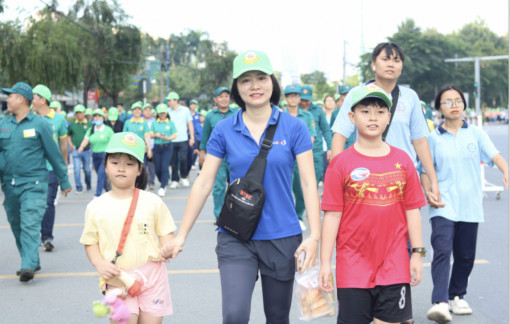 Hàng ngàn người đi bộ ủng hộ người nghèo