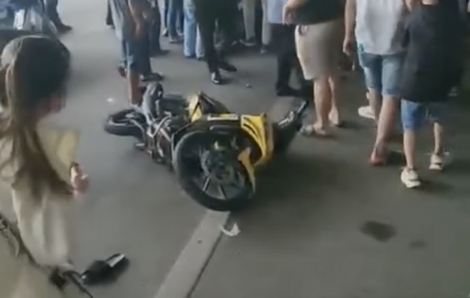 2 thanh niên lái xe máy thông chốt an ninh, gây náo loạn sân bay Tân Sơn Nhất
