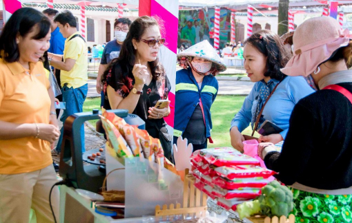 Ngày hội Hội quán Đất Sen hồng thu hút 9.000 lượt du khách