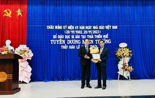 Thầy giáo lao vào lũ cứu người dùng toàn bộ tiền khen thưởng hỗ trợ nạn nhân bị nước lũ cuốn