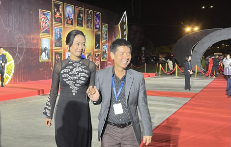 Nghệ sĩ đổ bộ thảm đỏ dự khai mạc Liên hoan phim Việt Nam lần thứ 23