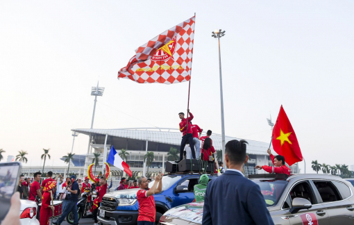 Cổ động viên tưng bừng tiếp "lửa" cho sân Mỹ Đình