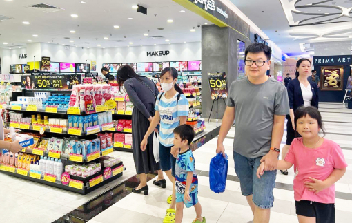 Khuyến mãi, giảm giá lớn nhưng người tiêu dùng vẫn dè dặt mua sắm