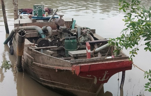 Một đại úy bị đứt lìa 2 chân khi truy đuổi "cát tặc"