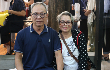 Cặp vợ chồng U70 xếp hàng xin chữ ký nhà văn Nguyễn Ngọc Tư