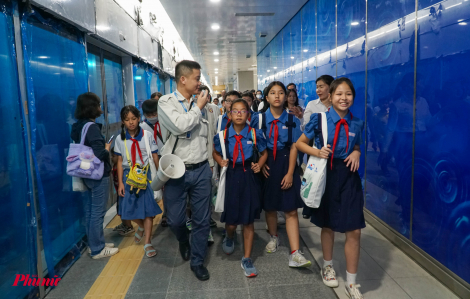 Học sinh tiểu học thích thú khi tham quan ga ngầm Ba Son
