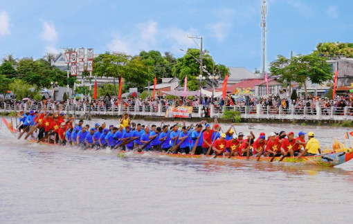 Đội ghe Ngo huyện Càng Long đoạt cúp vô địch Giải đua ghe Ngo tỉnh Trà Vinh