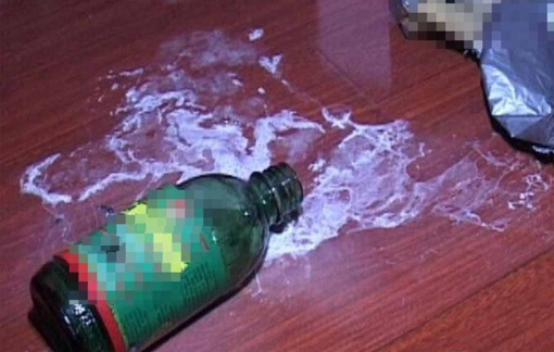 Nghi mâu thuẫn tình cảm, người đàn ông dùng súng ép bạn gái uống thuốc cỏ