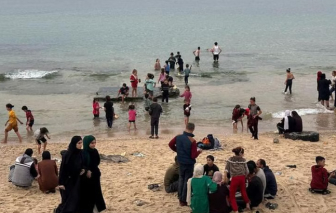 Nước mắt người lớn và tiếng cười trẻ thơ trên bãi biển Gaza khi không có tiếng súng