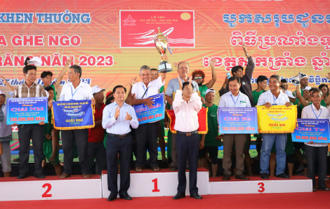 Đội ghe ngo nam và nữ chùa Tum Núp vô địch giải đua ghe ngo Sóc Trăng 2023