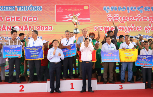 Đội ghe ngo nam và nữ chùa Tum Núp vô địch giải đua ghe ngo Sóc Trăng 2023