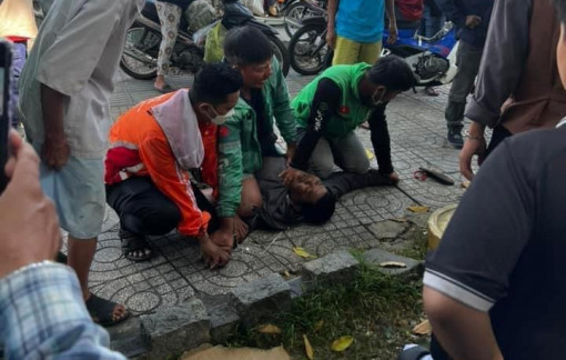 Tranh giành khách, tài xế xe ôm đâm tài xế mặc áo Grab tử vong