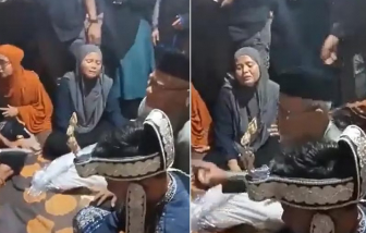 Cặp đôi ở Indonesia tổ chức lễ cưới bên cạnh thi thể bố cô dâu