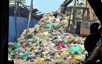 Dân kêu trời vì mùi hôi từ cơ sở sản xuất nhựa tái chế