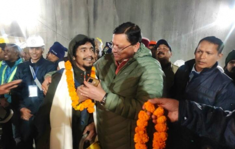 Ấn Độ giải cứu thành công các công nhân sau 17 ngày mắc kẹt trong hầm xuyên núi