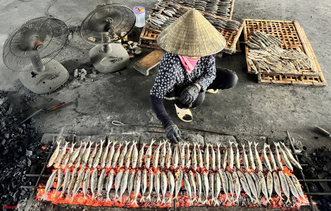 Nghề nướng cá biển "mẹ truyền con nối" ở Nghệ An