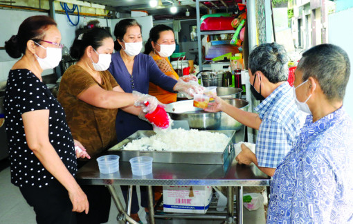 Cơm từ thiện cũng phải an toàn - Bài 1: Mạnh ai nấy nấu và phát cơm
